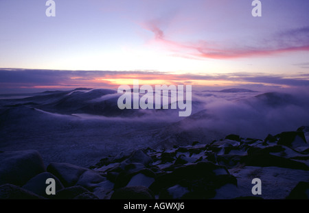 Tramonto in inverno da Slieve Bearnagh nelle montagne di Mourne, N Irlanda Foto Stock