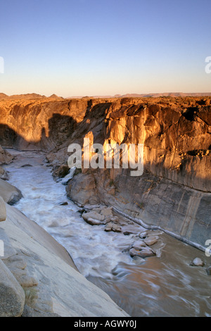 Il fiume Orange che corre lungo un 18-chilometro gola lunga appena dopo che scorre sopra la Augrabies Falls in Sud Africa. Foto Stock