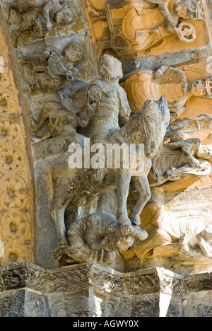 Cavaliere nemico di calpestio, porta occidentale, cattedrale di Sainte Marie, Olorons, Béarn, Francia Foto Stock