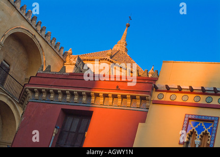 Unico colorato luminoso guglie e tetto sul complesso di appartamenti a Cordoba Spagna Foto Stock