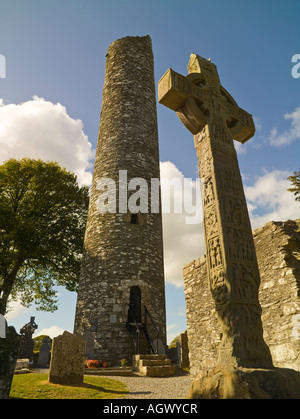 Torre rotonda e alti o a Croce Croce Ovest, Monastero di Monasterboice, Irlanda Foto Stock