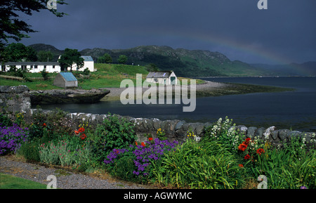 Rainbow su Lochewe, a Poolewe, a nord-ovest della Scozia Foto Stock