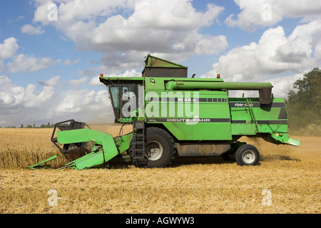 Deutz-Fahr mietitrebbia al lavoro il raccolto di un campo di grano. Herfordshire, Inghilterra Foto Stock