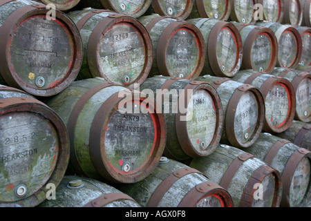 Barili di birra fuori Theakstons Old Brewery in Masham England Regno Unito Foto Stock