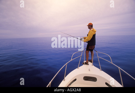 Messico Baja Cabo Pulmo mare di Cortez uomo pesca in mare profondo fuori la prua di una barca panga vicino Cabo Pulmo Resort Foto Stock