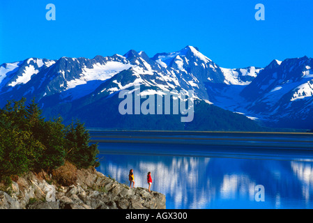 Stati Uniti d'America Alaska Kenai Mountains e il braccio Turnagain vicino a Girdwood e Alyeska Resort Due donne godono della vista Foto Stock