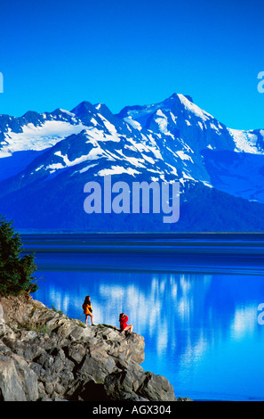 Stati Uniti d'America Alaska Kenai Mountains e il braccio Turnagain vicino a Girdwood e Alyeska Resort Due donne godono della vista Foto Stock