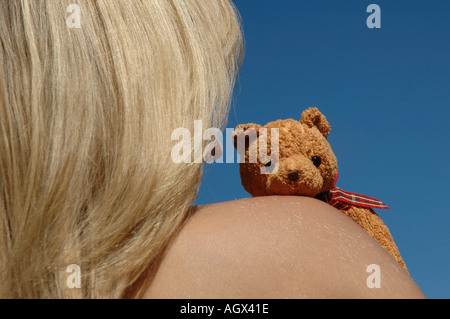 Signor teddy guarda oltre lo spallamento Foto Stock