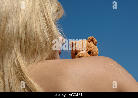 Signor teddy guarda oltre lo spallamento Foto Stock