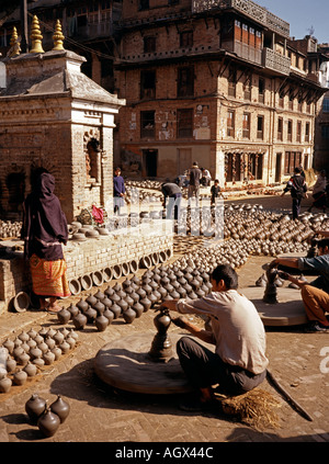 Il Nepal Bhaktapur Potters Square uomo gettando pots Foto Stock