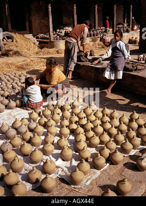 Il Nepal Bhaktapur vasai pentole quadrate essiccamento in sun prima della cottura Foto Stock