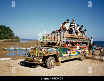 Filippine Palawan Sabang jeepney caricamento sul molo Foto Stock