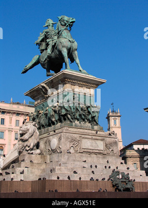 Statua del Re Vittorio Emanuele II a cavallo in Piazza Duomo Milano Italia Foto Stock