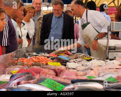 Il cliente la selezione di pesce al pesce in stallo outdoor street market Viale d'Papiniano Milano Italia Foto Stock