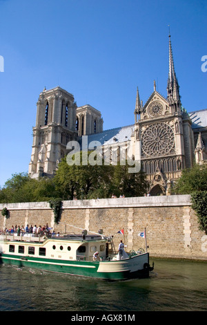Gita in barca sul fiume Senna passa la cattedrale di Notre Dame a Parigi Francia Foto Stock