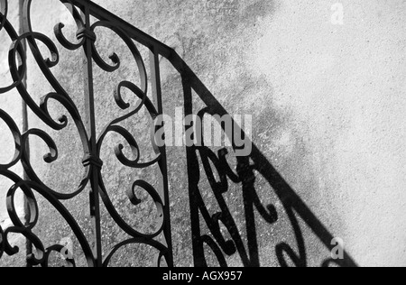 Ornamentali ringhiera di balcone e Shadow a Les Baux de Provence Francia Foto Stock