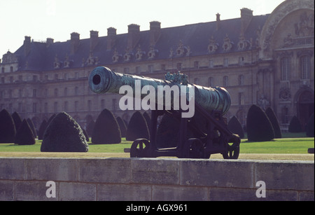 Il cannone a Hôtel des Invalides Parigi arsenale militare ospedale di rivoluzione Foto Stock