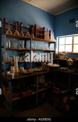 Dispensa del laboratorio di scienze nella scuola dello Zambia Foto Stock