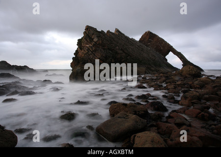 Il Bowfiddle Rock in Moray Firth accanto a Portknockie, Aberdeenshire, Scotland, Regno Unito Foto Stock