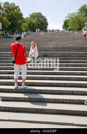 Giovani turisti sulla Potemkin Scale in Odessa Ucraina / fotografare uno snapshot Foto Stock