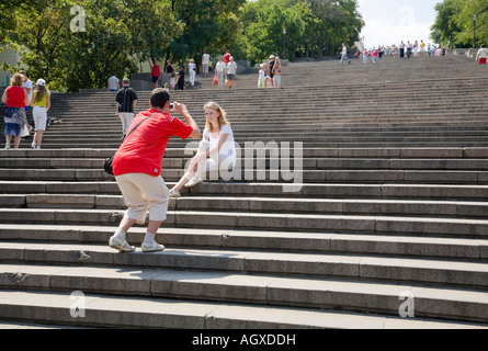 Giovani turisti sulla Potemkin Scale in Odessa Ucraina / fotografare uno snapshot Foto Stock