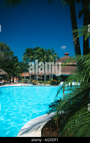 Piscina e bar ristorante nel terreno del Riu Tequila hotel nella località balneare di playacar vicino a Playa del Carmen Foto Stock