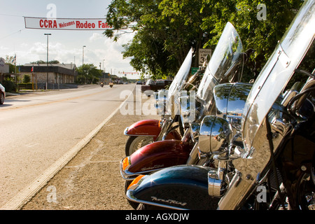 Parcheggiato Harley Davidson motociclette in Bandera, Texas USA Foto Stock