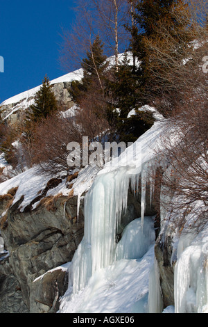 Congelati cascata di montagna Foto Stock