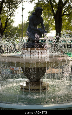 Fontana al di fuori di Phra Sri Ratana chedi, Grand Palace e Thailandia Foto Stock