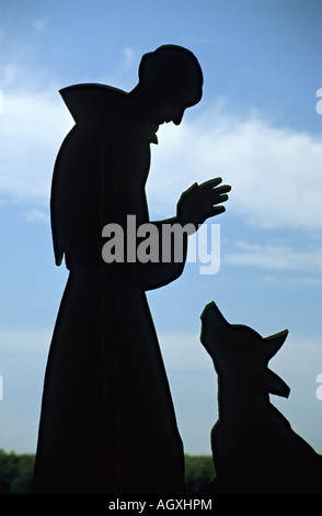 Kroatien statua des Heiligen Franz des Ordensgruenders Mit einem Wolf im Franziskanerkloster Kosljun auf der Insel Krk Croazia Foto Stock