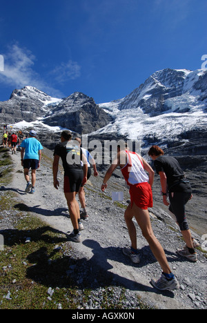 Guide di scorrimento in esecuzione fino morena,Jungfrau Marathon mountain runner gara e campionato del mondo 2007, alpi Bernesi svizzera Foto Stock