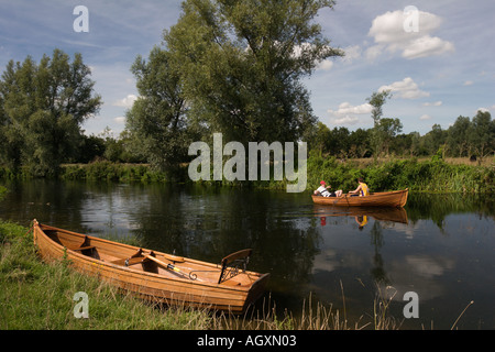 Barca a remi sul fiume Stour nello storico Flatford nel Suffolk, Inghilterra Foto Stock