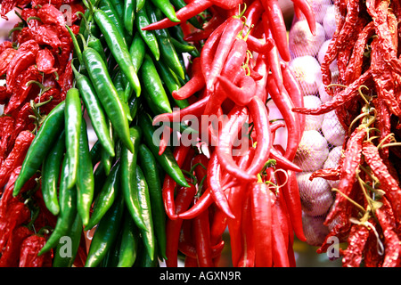 Il verde e il rosso chilis sul display al Mercat de la bouqueria a Barcellona Foto Stock