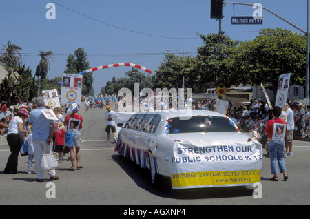White stretch limousine promuove la scuola pubblica durante il giorno di indipendenza Parade di Westchester, Los Angeles Foto Stock