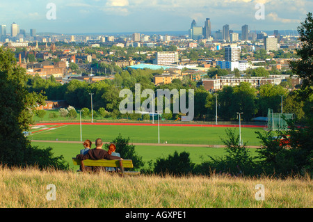 Persone che guardano tramonto Parliament Hill, Hampstead Heath, Camden, Londra, Inghilterra, REGNO UNITO, GB. Foto Stock