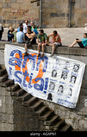 Indipendenza basco banner di protesta in Euskara sulla parete lungo il fiume Bilbao, "Pais Vasco", "Paese basco" Spagna Europa Foto Stock