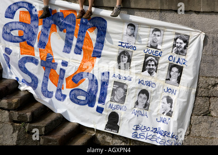 Indipendenza basco banner di protesta in Euskara sulla parete Bilbao Pais Vasco Paesi baschi Spagna Europa Foto Stock