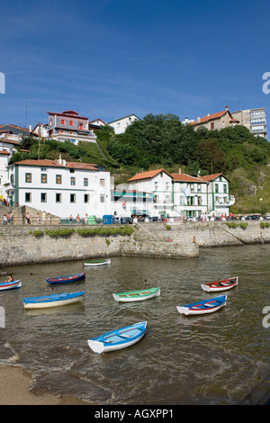 Gruppo di colorate barche a remi ormeggi in Puerto Viejo de Algorta Paese Basco in Spagna Foto Stock