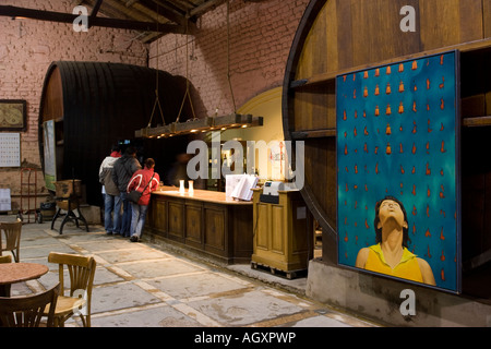 Persone che acquistano le bottiglie di vino in cantina shop nella Bodega La Rural, Mendoza, Argentina. Il museo del vino. Foto Stock