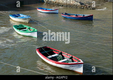 Gruppo di colorate barche a remi ormeggi in Puerto Viejo de Algorta Paese Basco in Spagna Foto Stock