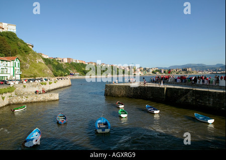 Gruppo di colorate barche a remi ormeggi in Puerto Viejo de Algorta Paese Basco in Spagna Foto Stock