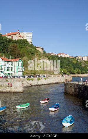 Gruppo di colorate barche a remi ormeggi in Puerto Viejo de Algorta vicino a Getxo, Paese Basco in Spagna Foto Stock