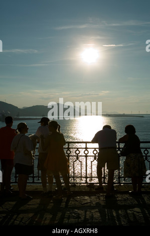 Gruppo del popolo spagnolo si stagliano impostando sun Puerto Viejo de Algorta Paese Basco in Spagna Foto Stock