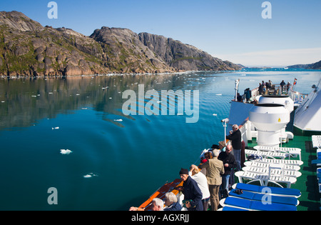 I passeggeri di scattare foto di Prins Christiansund fiordo con ghiaccio galleggiante dal rail di nave da crociera sulla punta meridionale della Groenlandia Foto Stock