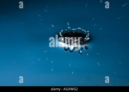 Goccia di acqua che colpisce l'acqua. Fotografie ad alta velocità Foto Stock