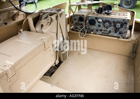 Vista posteriore dell'Esercito britannico Landrover nei colori del deserto con le apparecchiature radio Foto Stock