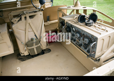 Vista posteriore dell'Esercito britannico Landrover nei colori del deserto con le apparecchiature radio Foto Stock