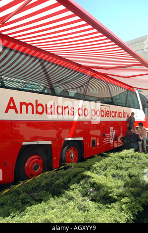 Volontario di donazione di sangue veicolo speciale a Varsavia Polonia Foto Stock