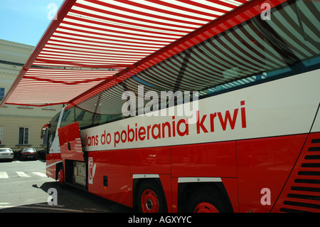 Volontario di donazione di sangue veicolo speciale a Varsavia Polonia Foto Stock