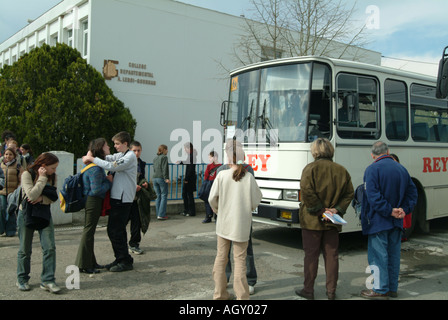 Scuola di francese gli autobus in attesa alla scuola Leroi Le Bugue per prendere gli alunni a villaggi alla fine della giornata Foto Stock